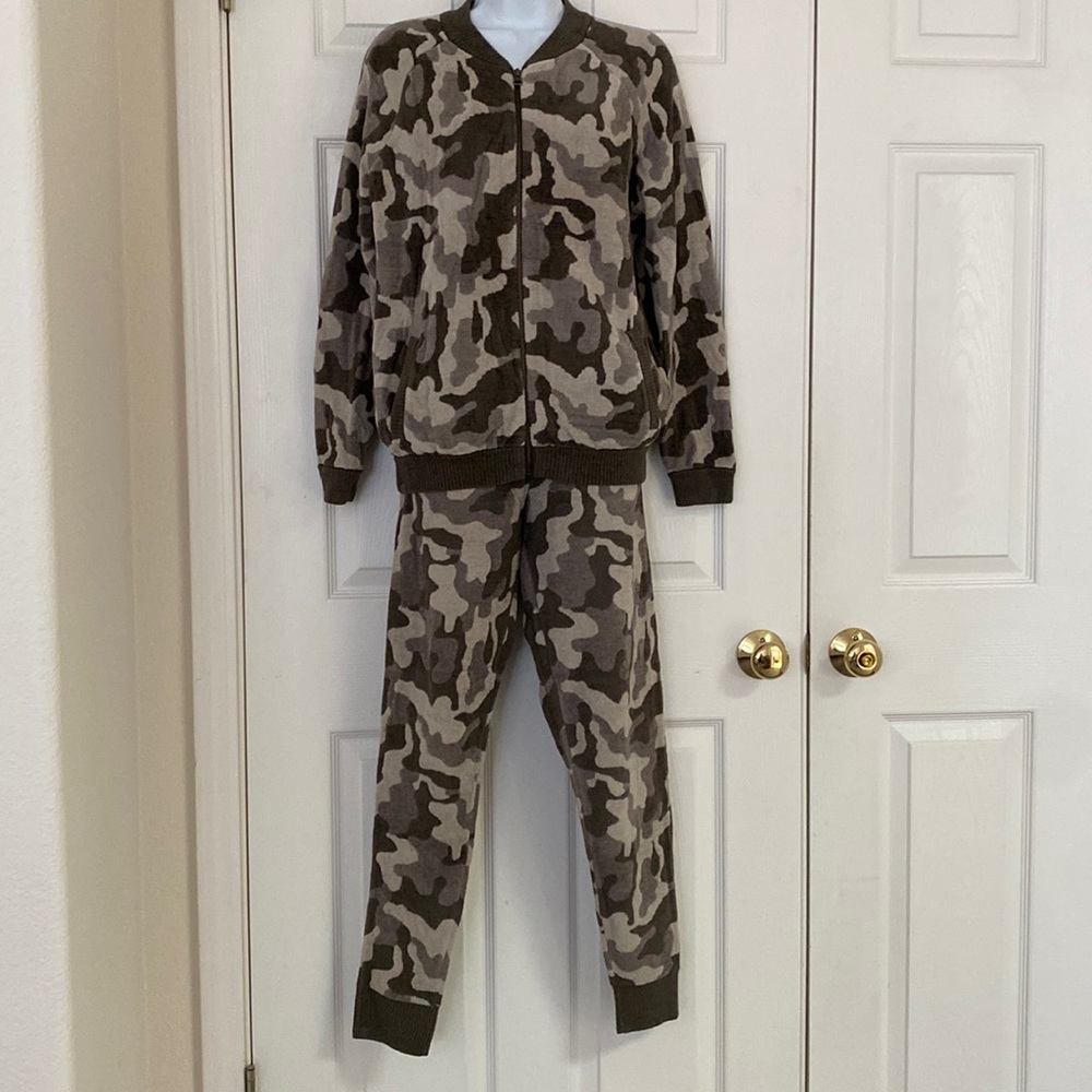Barefoot Dreams CozyChic Camo Zip-up Bomber M Jogger S set